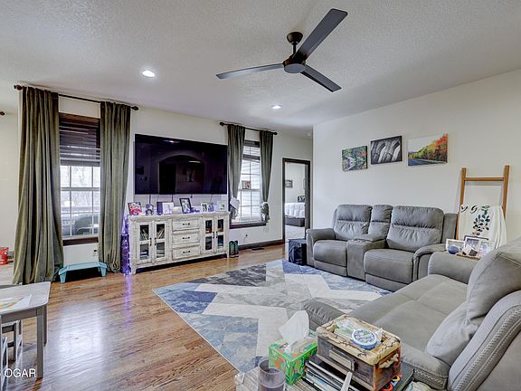 3rd image of 714 Golf Rd