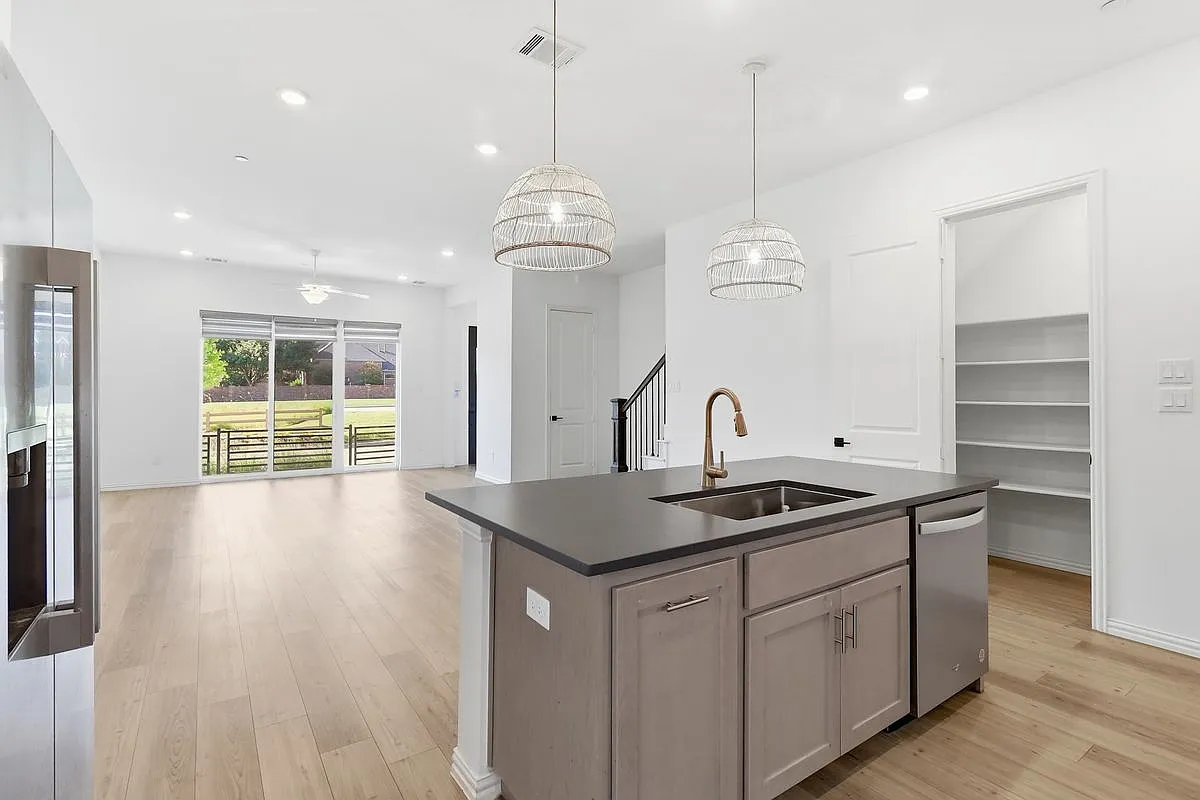 3 bed, 3.0 bath, 2559 sqft, $3,200 — Photo 4