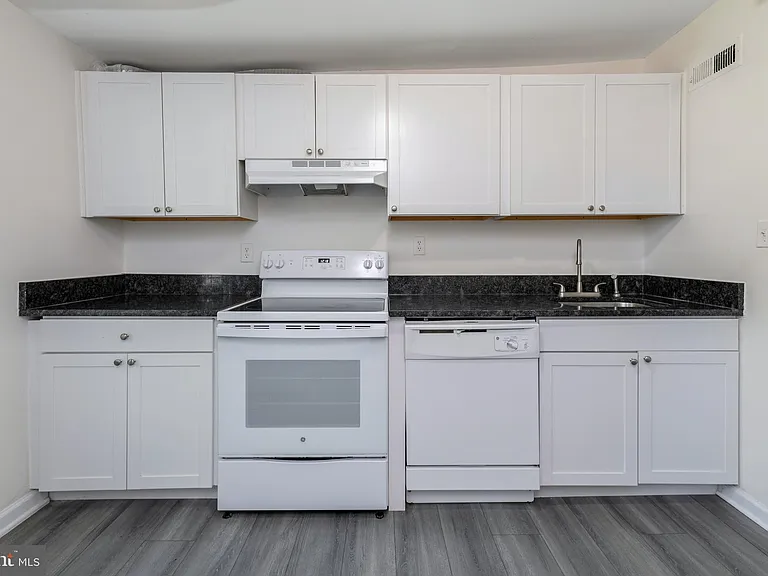 319 Wolfe St #1/2 — Photo 14
