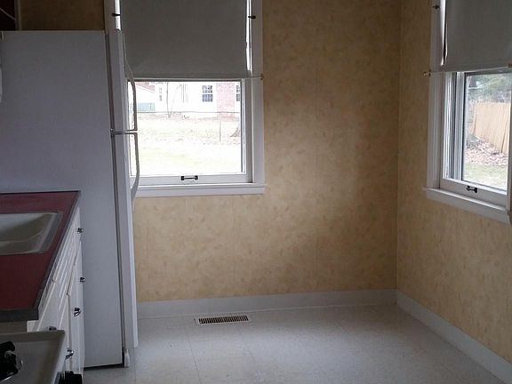 4th image of 128 E War Memorial Dr APT B