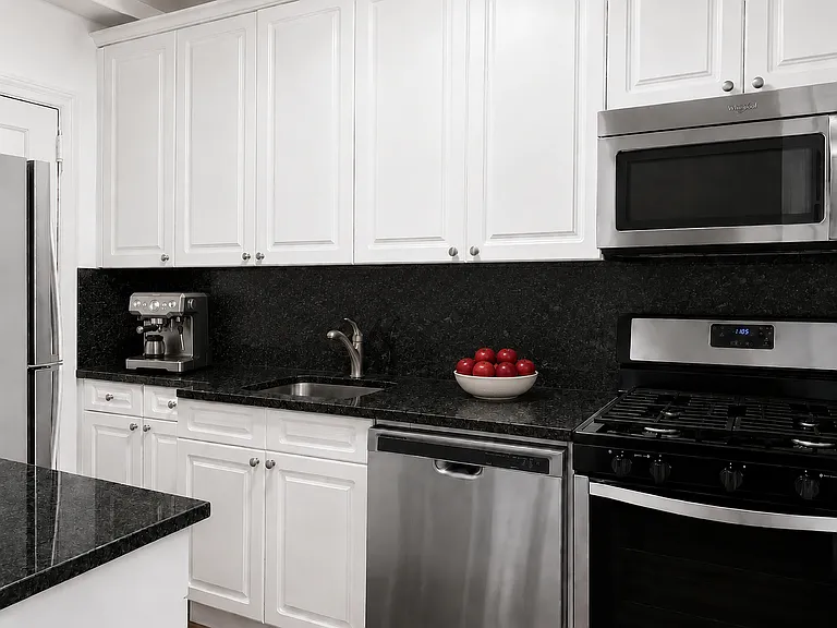425 Riverside Dr #8B — Photo 3