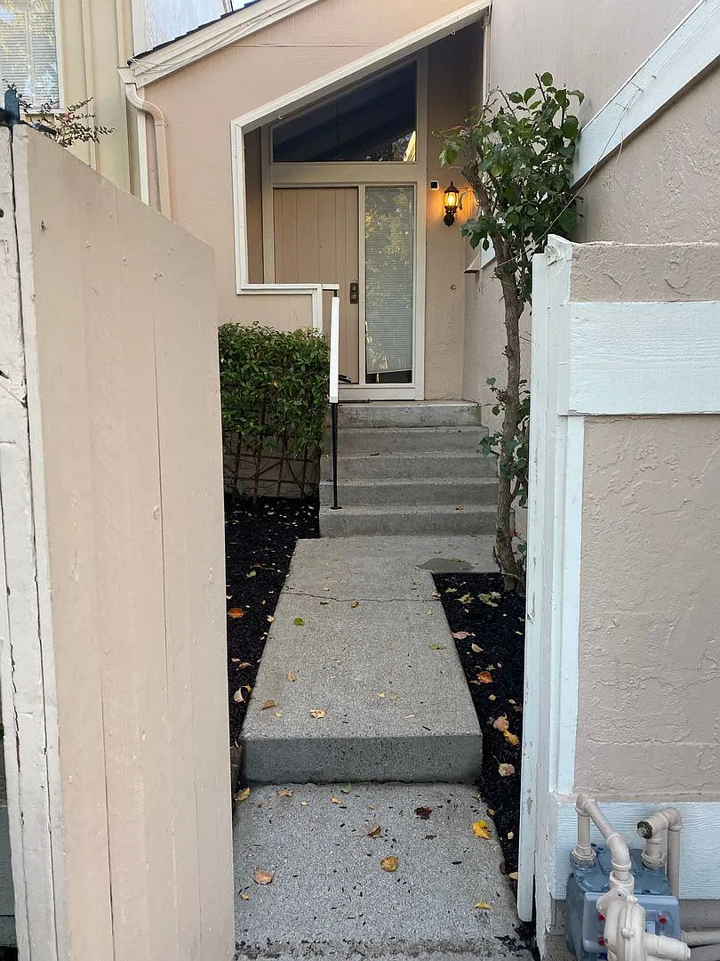 3 bedroom and 2.5 bathroom townhome 2 blocks from Heather Farms $3950/month! — Photo 3