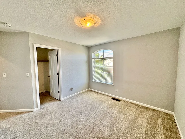 1037 Sandra St — Photo 16