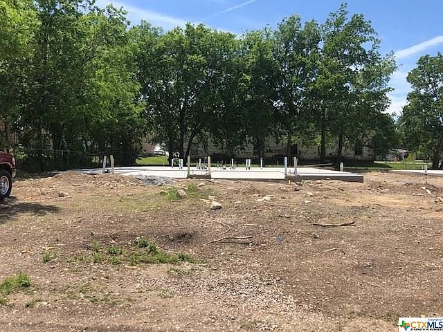 1st image of 105 W Reagan Ave