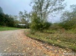 Pinewood Dr, Holly, MI 48442