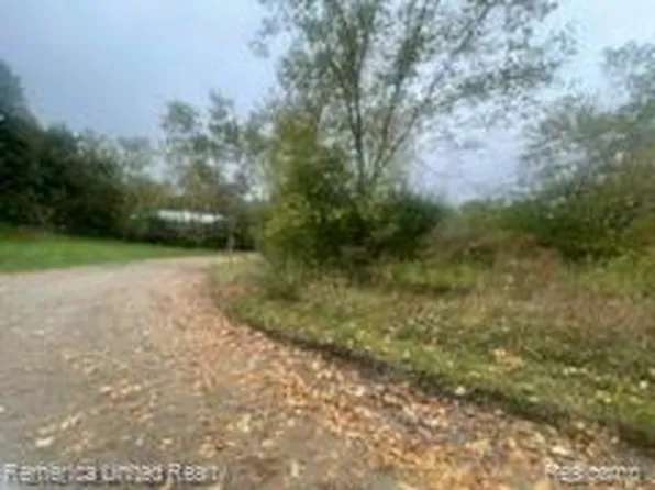Pinewood Dr, Holly, MI 48442