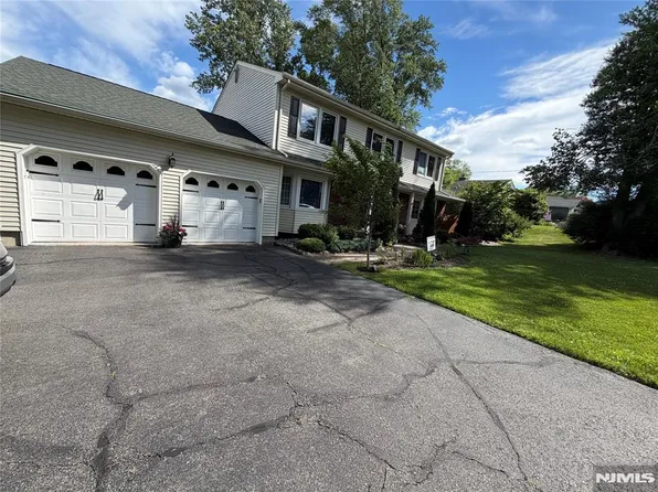 73 S Hillside Ave, Succasunna, NJ 07876