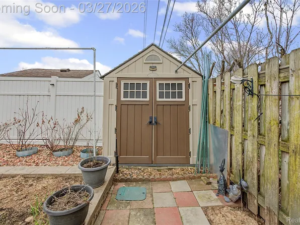 8710 Leslie Dr, Sterling Heights, MI 48314