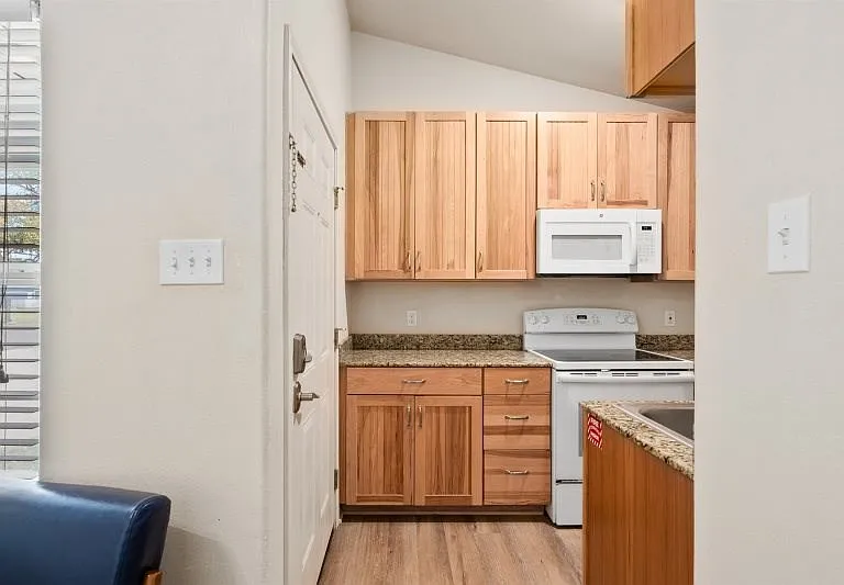 113 Gillespie #B — Photo 8