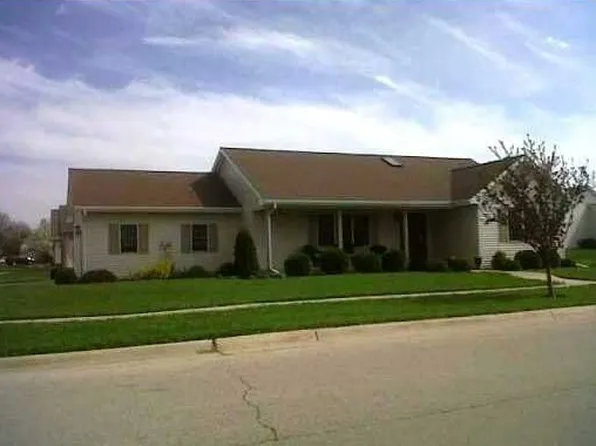 1050 Pickwick Dr, Rochelle, IL 61068