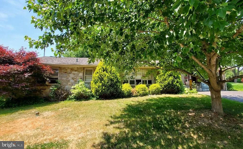 1261 William St photo 1