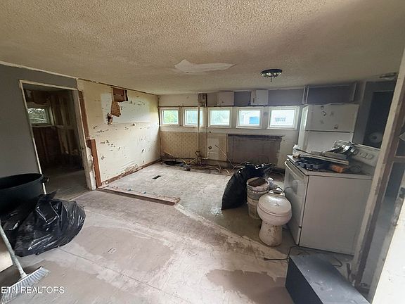 5th image of 108 Jasper Ln