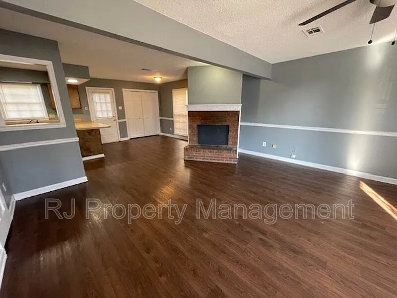 2 bed, 2.5 bath, 1371 sqft, $995 — Photo 2
