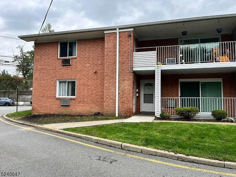 2 bed, 850 sqft, $2,300 — Photo 2
