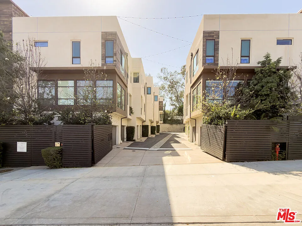 Building Photo - 2111 N Cahuenga Blvd #2