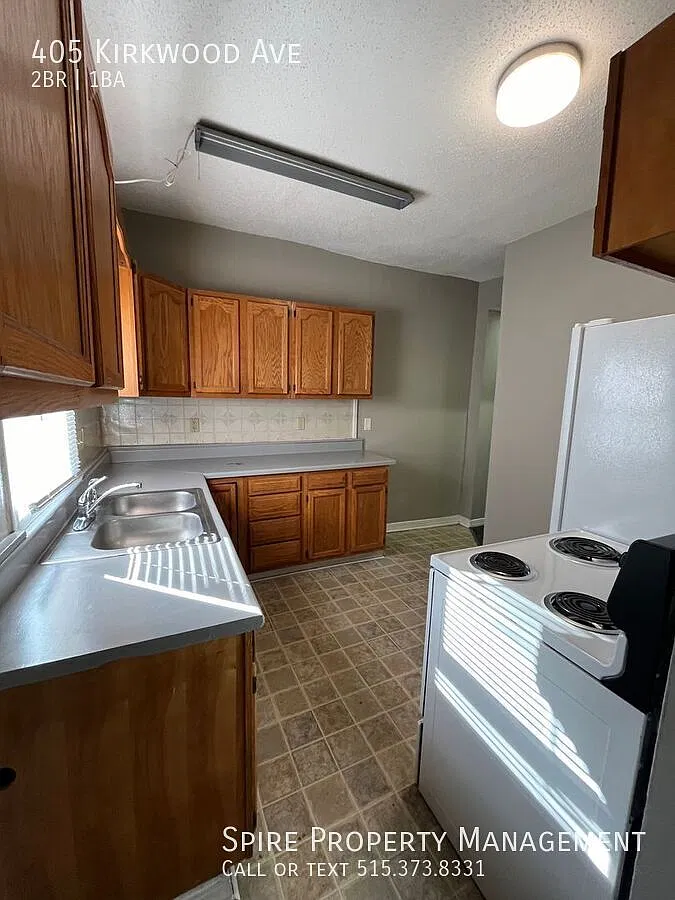 Spacious 2 bed house with fenced in yard and covered patio — Photo 3