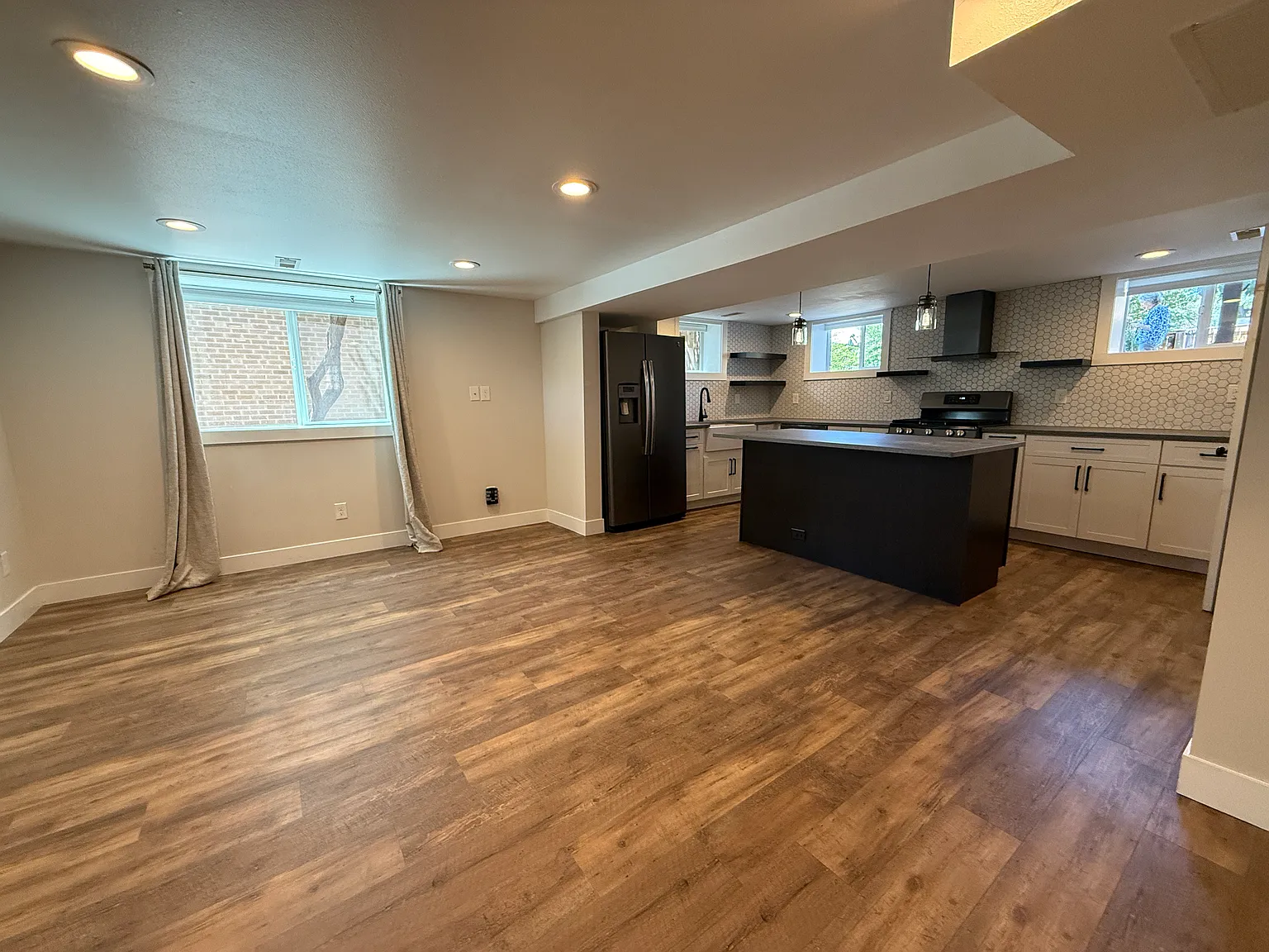 4 bed, 2400 sqft, $4,950 — Photo 4