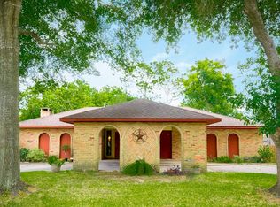 301 Dover Ln, Friendswood, TX 77546