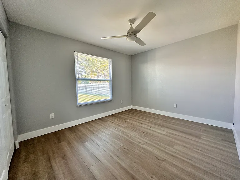 4005 SW 2nd Ct — Photo 4