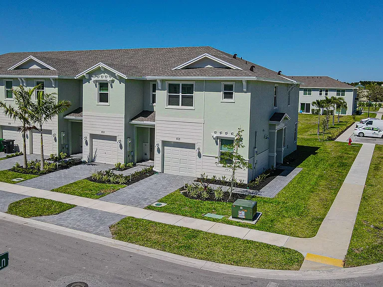 503 SE Rivergrass St — Photo 4