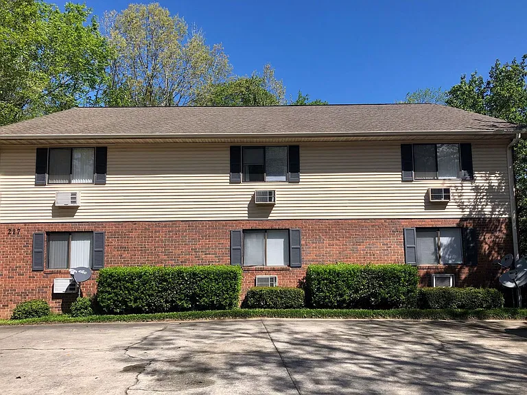 217 Cochran Rd — Photo 1