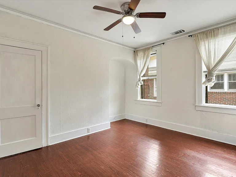 617 E 49th St — Photo 34