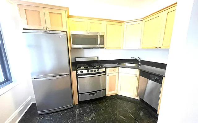 Rented by Manhattan Realty Group | media 15