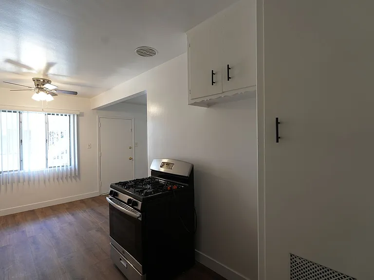 10300-10304 La Reina Ave — Photo 5