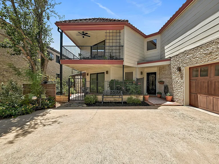 122 Acapulco Dr — Photo 1