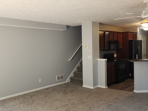 3rd image of 792 Stevenspoint Dr SE #792