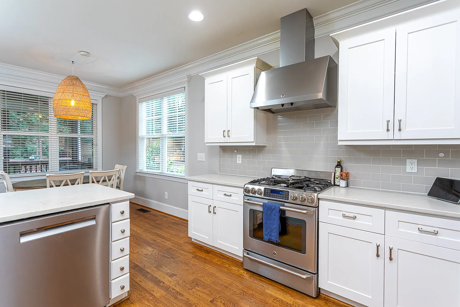 5 bed, 3672 sqft, $7,995 — Photo 4