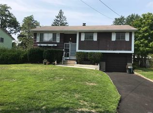 12 Bea Ave, Ronkonkoma, NY 11779