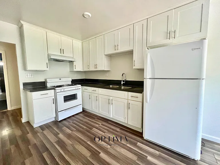 4020 Stevely Ave — Photo 3