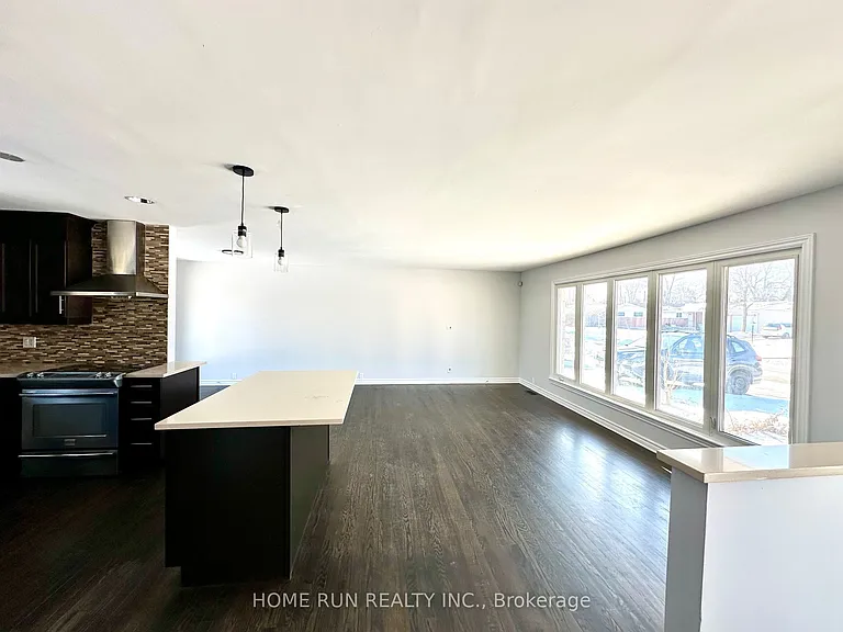 71 Ashburn Dr — Photo 3