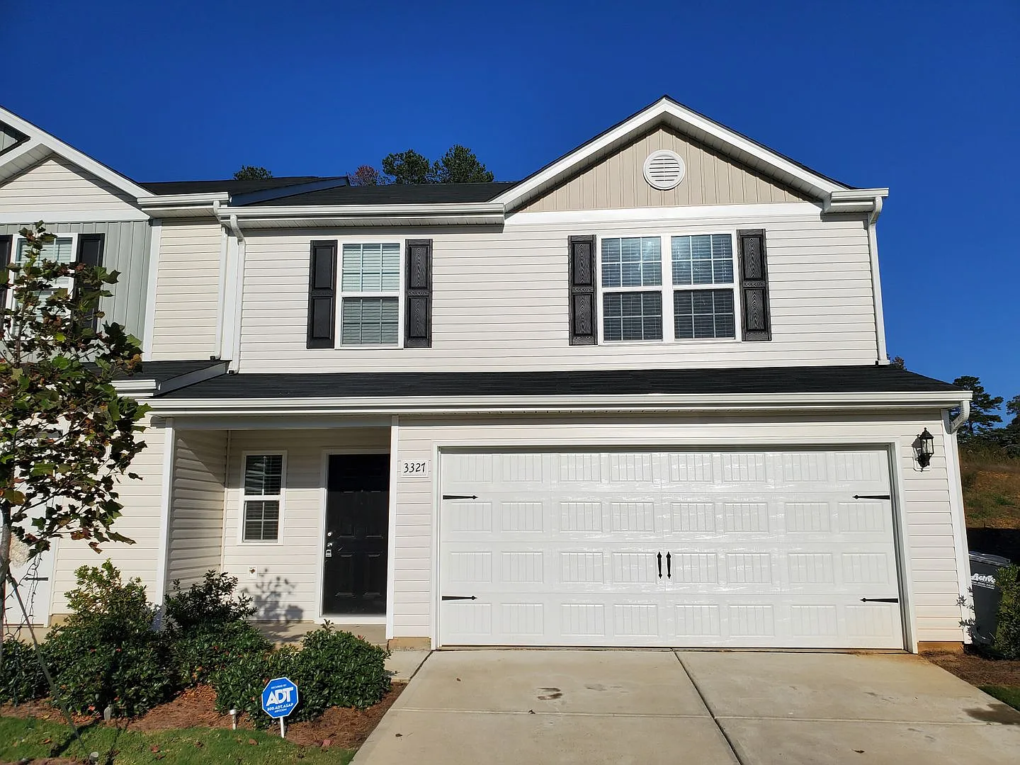 Beautiful 4BR townhome Minutes from the Airport — Photo 1