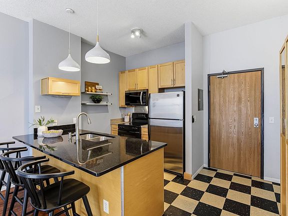 2nd image of 215 7th St NE APT 202