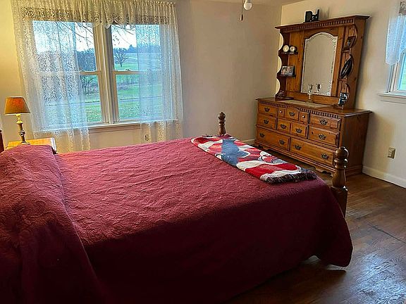 4th image of 1663 Glade Pike