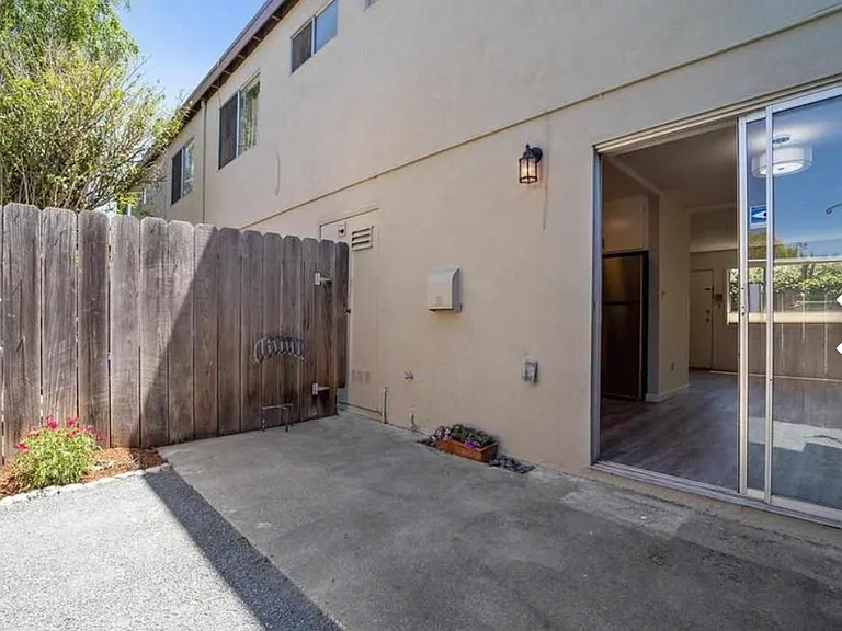 3028 Deakin St #4 — Photo 7