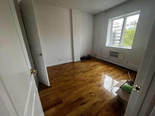 567 Warren Street image 3 of 5