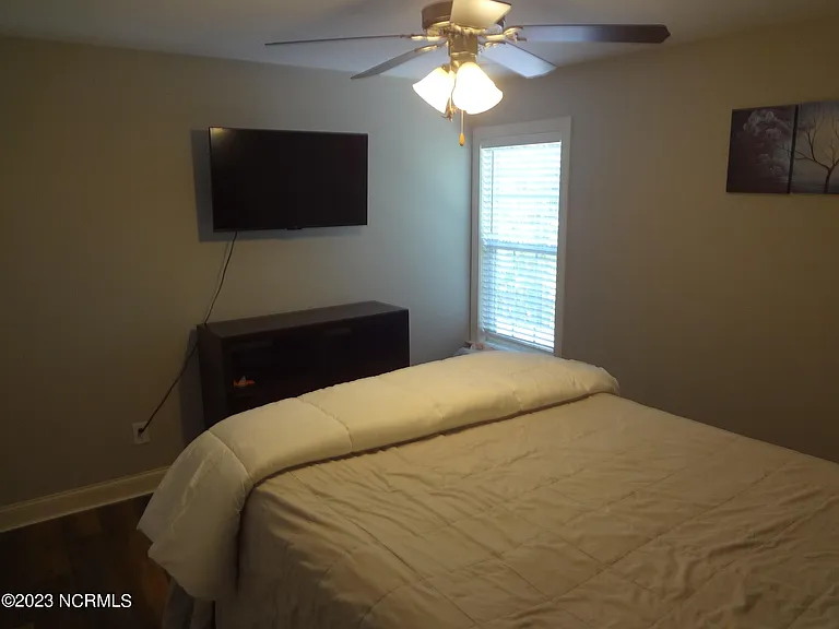 205 S Pointe Dr #B — Photo 36