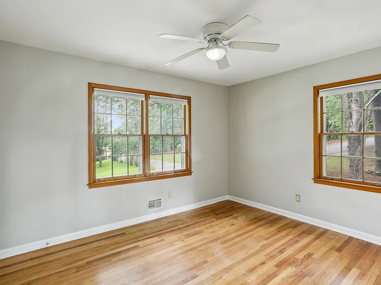 3319 Charlotte Cir SE — Photo 11