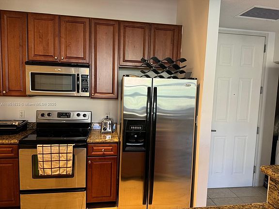 4th image of 3001 NE 185th St APT 434