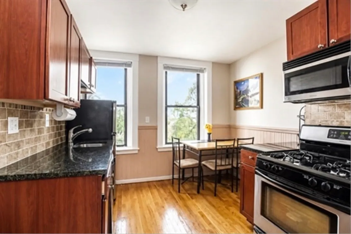 Building Photo - 366-368 Sumner St #2