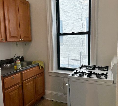 4th image of 3031 34th St