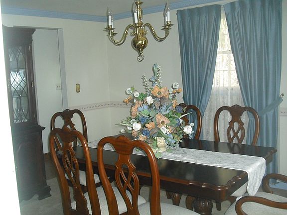LR with crown molding/ Furniture negotiable