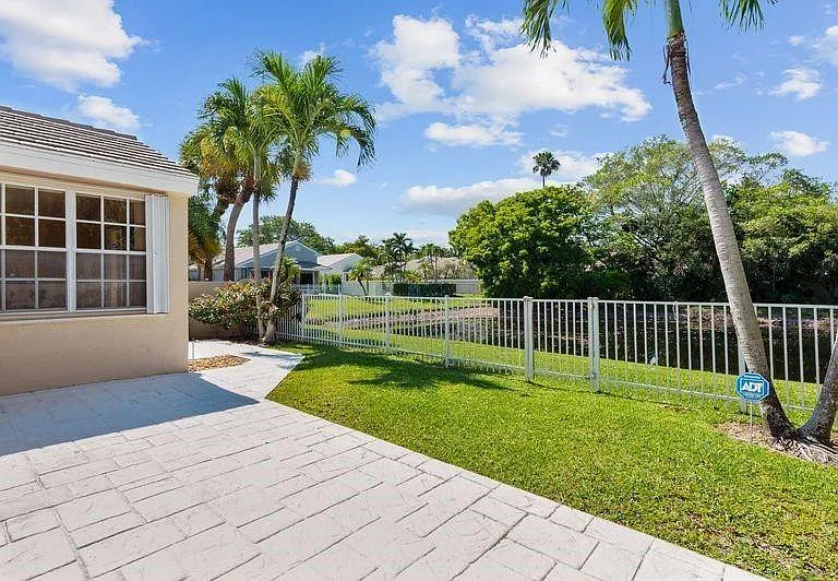 8170 Hampton Wood Dr — Photo 18