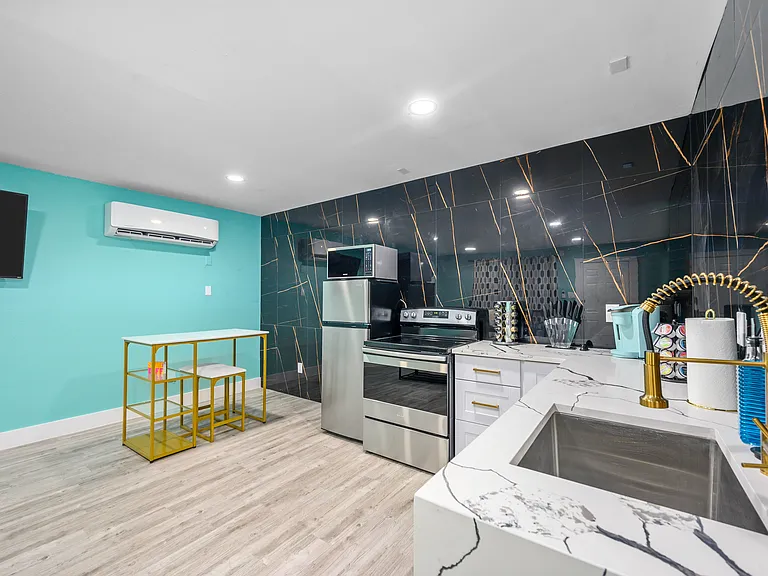 1118 Banks St #9 — Photo 15