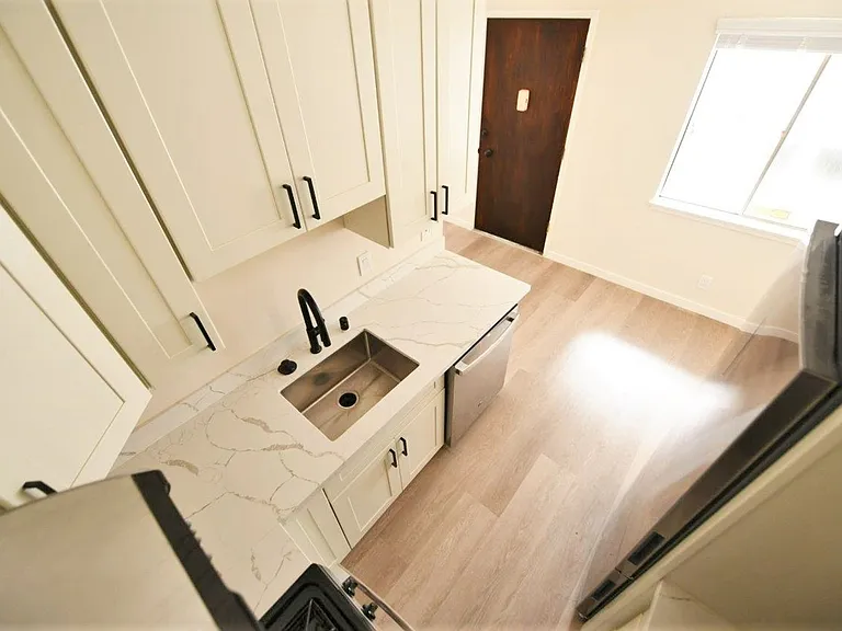 5390 Broadway — Photo 7