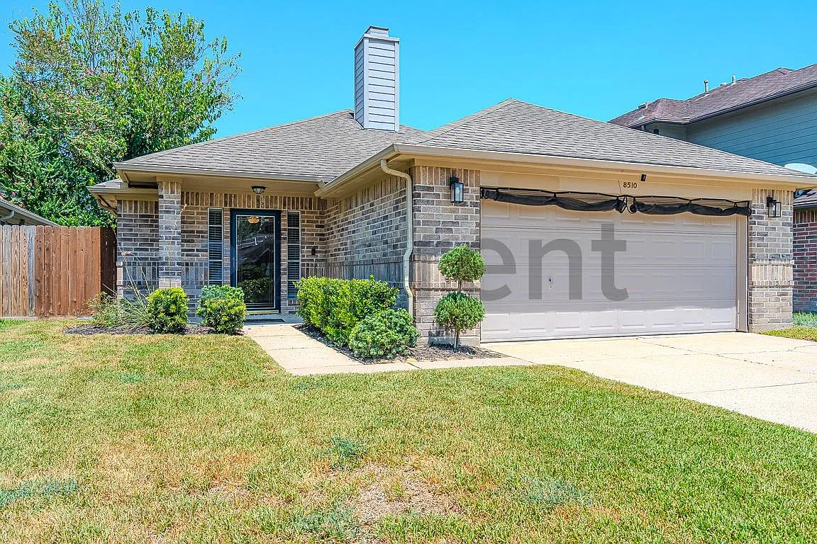 3 bed, 1300 sqft, $1,900 — Photo 1