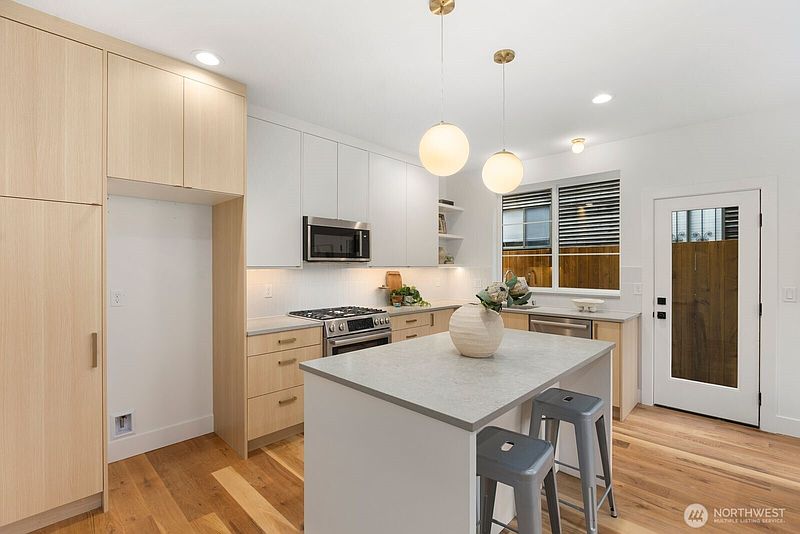 4th image of 3936 B S Angeline Street